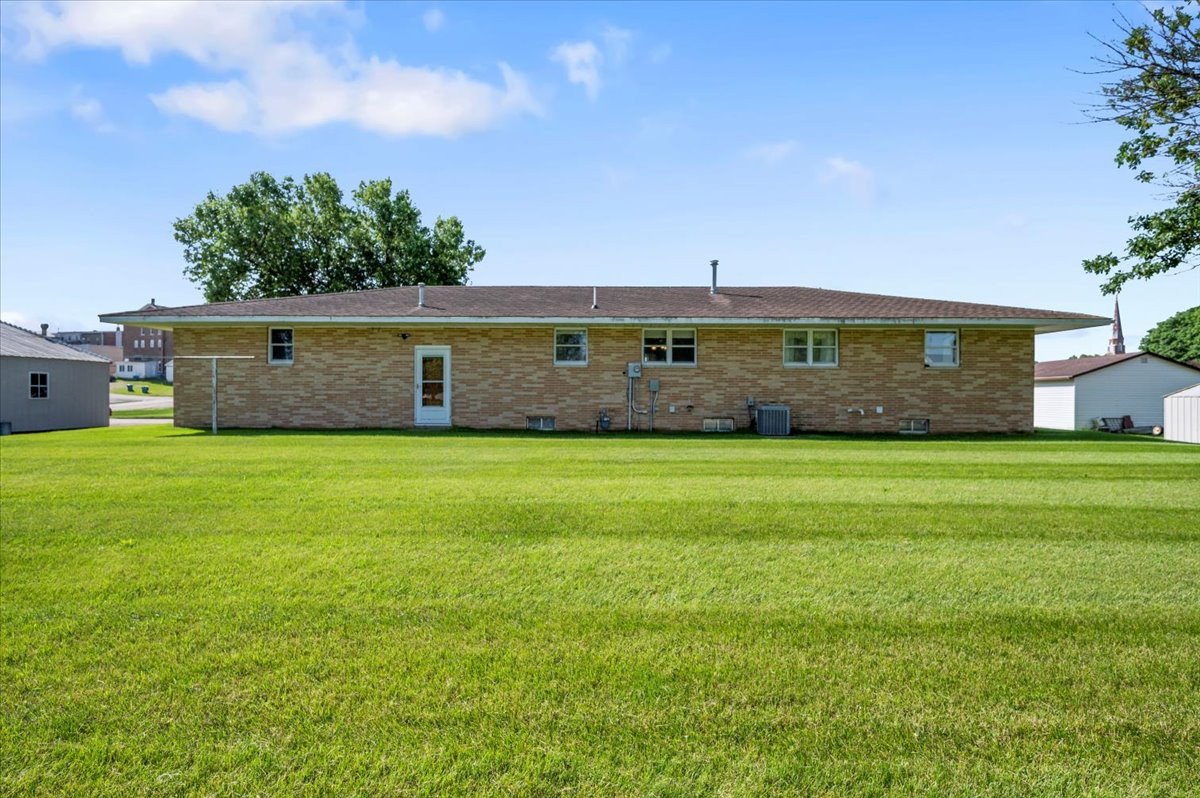 residential-auctions-dubuque-county-iowa-1-acres-listing-number-16234-27-179 304 2nd Ave-1.jpg