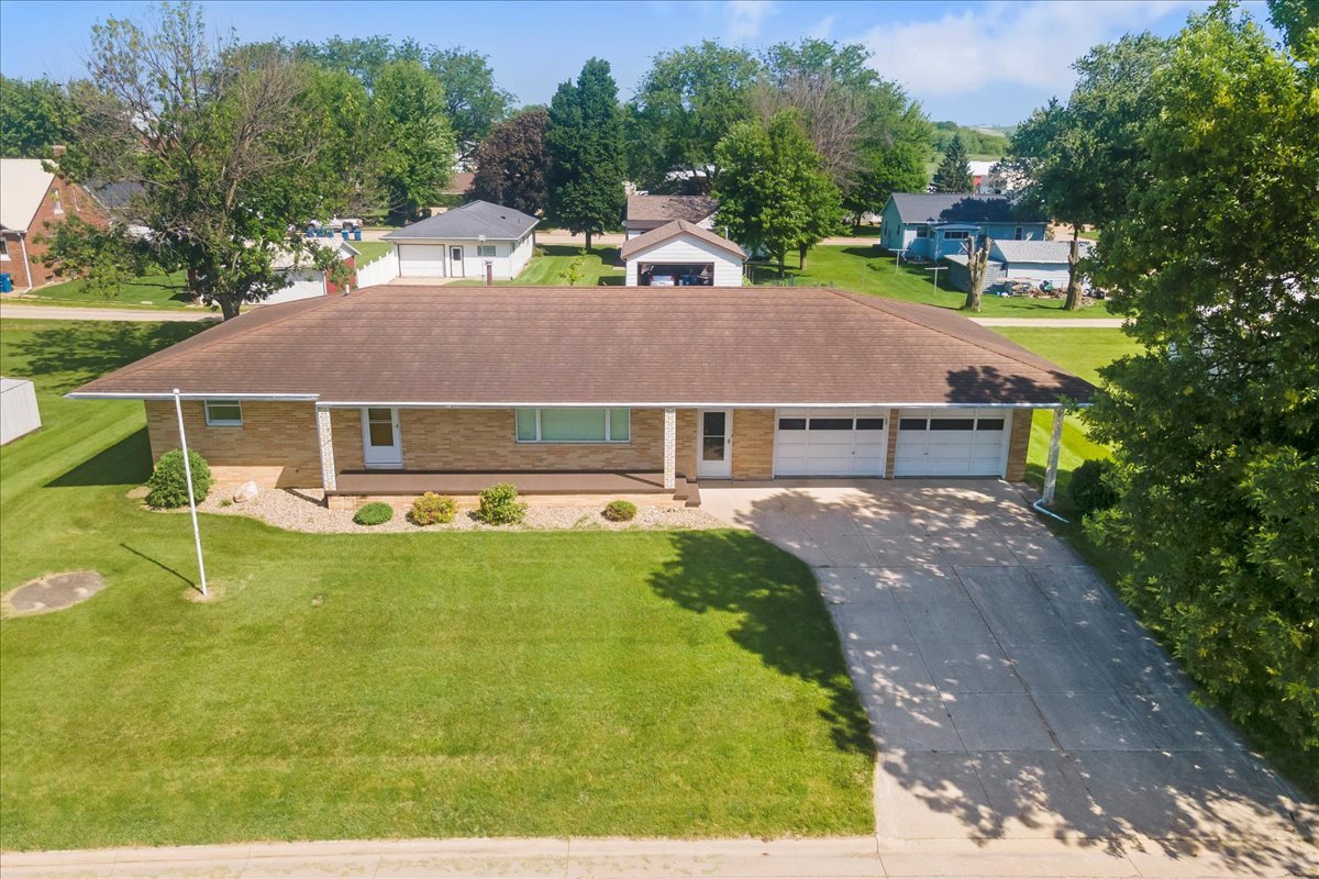 residential-auctions-dubuque-county-iowa-1-acres-listing-number-16234-40-502 304 2nd Ave Aerials-13.jpg