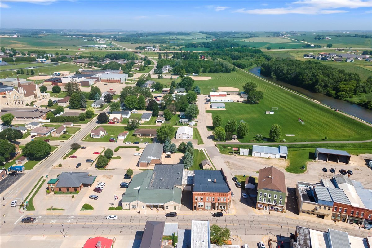 residential-auctions-dubuque-county-iowa-1-acres-listing-number-16234-46-506 304 2nd Ave Aerials-19.jpg