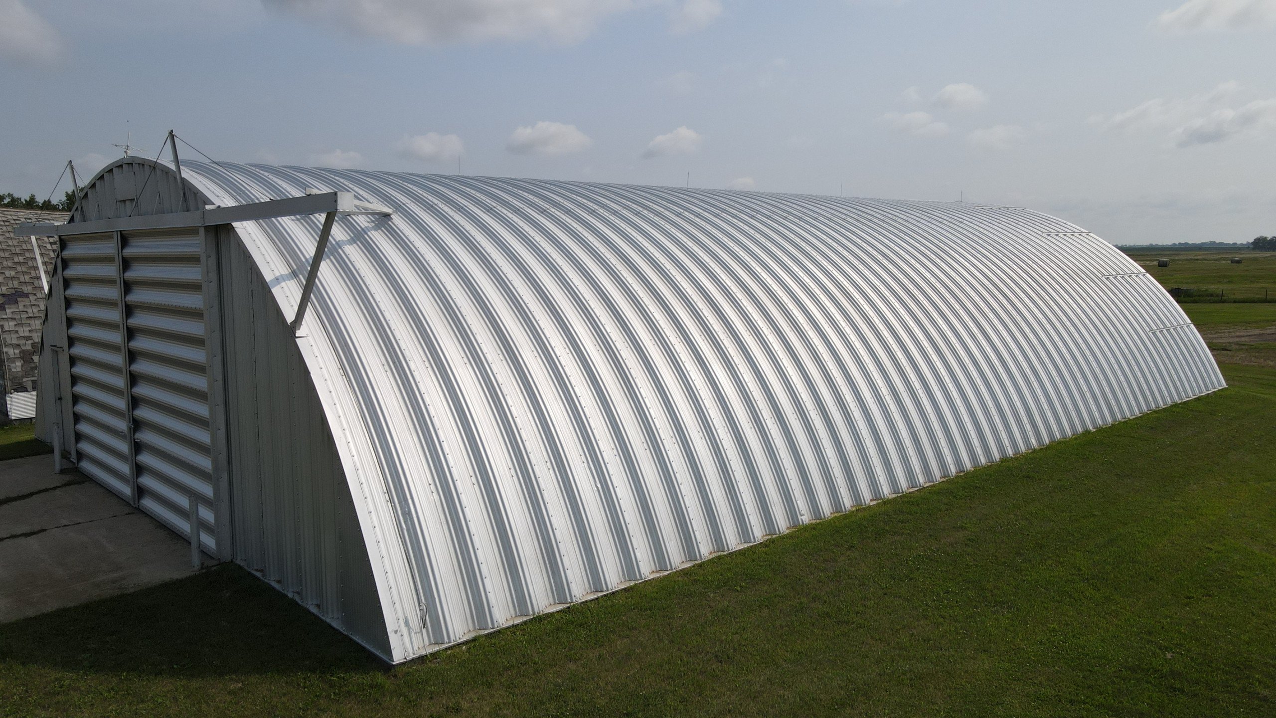 88' x 53' steel quonset with cement floor